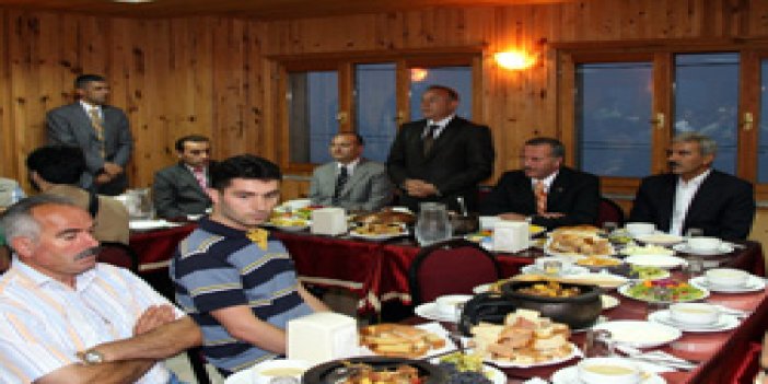 Vali Kızılcık yaylada iftarını açtı