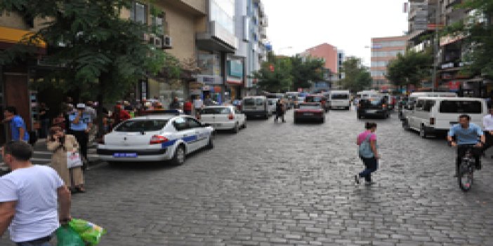 Gelişi güzel parklar trafiği kitliyor