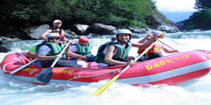 Arap turistlerin rafting heyecanı