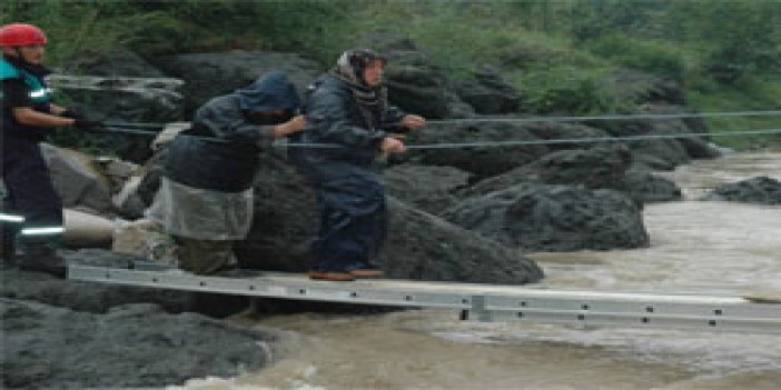 Rize'de 7 kişi derede mahsur kaldı