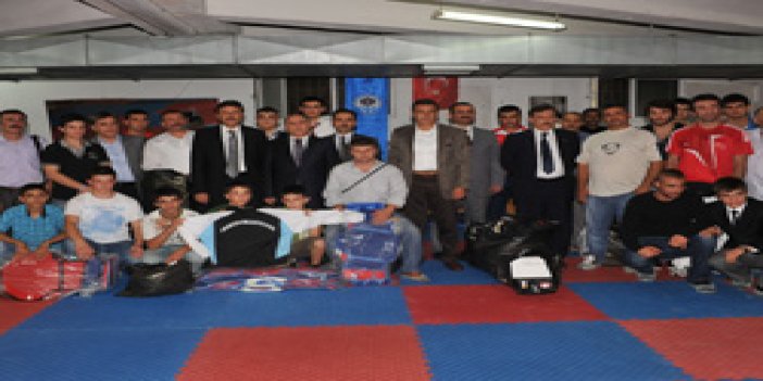 Belediyespor’a malzeme yardımı