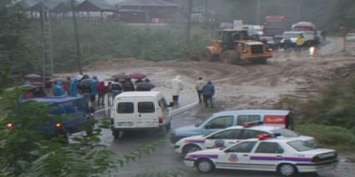 Rize'de heyelanda yol kapandı