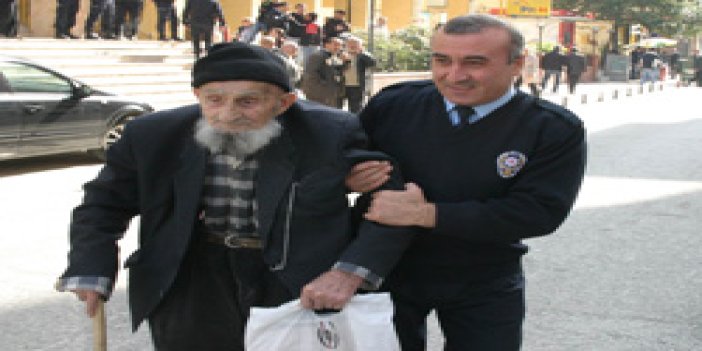 Asırlık dedeye polis yardımı