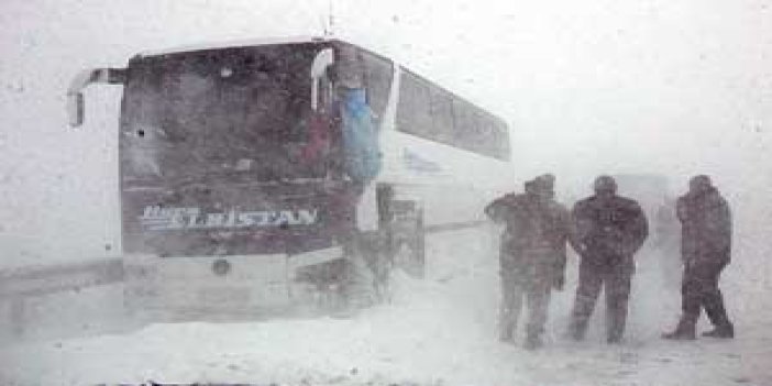 Otobüs 33 saat mahsur kaldı