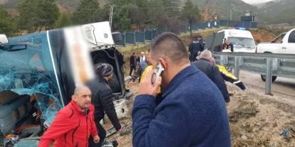 Isparta’da yolcu otobüsü devrildi! Çok sayıda yaralı var