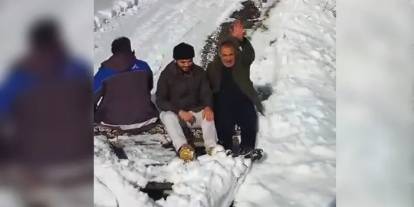 Gümüşhane’de kapalı köy yoluna eğlenceli müdahale