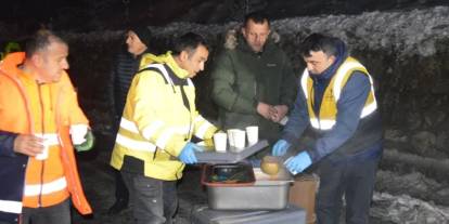 Samsun’da karda mahsur kalanlara sıcak çorba ikram edildi