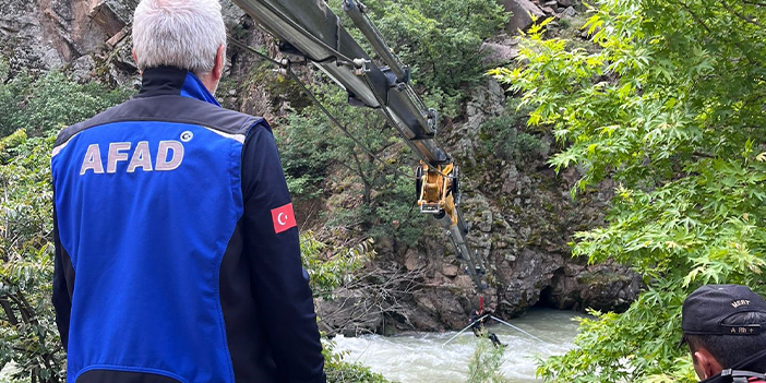 Artvin'de kayıp sürücü vinç yardımıyla aranıyor