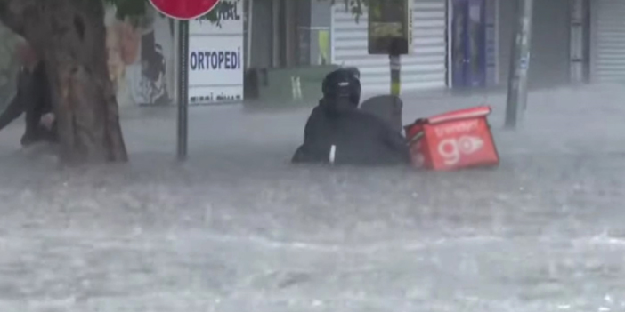 Başkenti bir kez daha sel bastı! Caddeler göle döndü