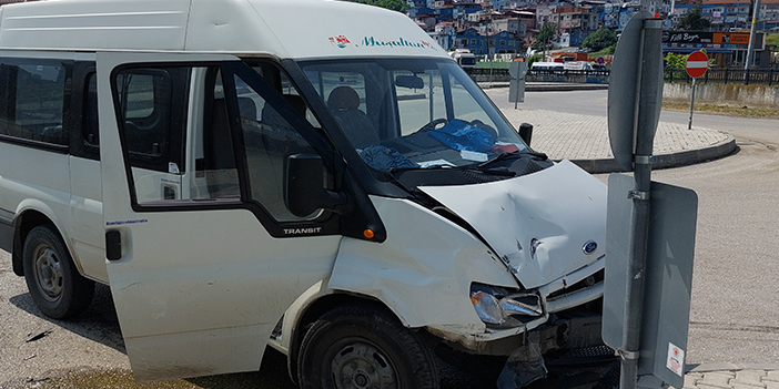 Samsun'da minibüs hafif ticari araçla çarpıştı! 3 yaralı