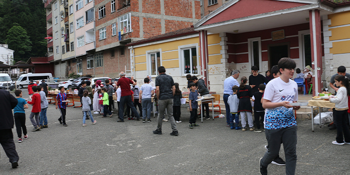 Trabzon'da depremzedeler için kermes düzenlendi