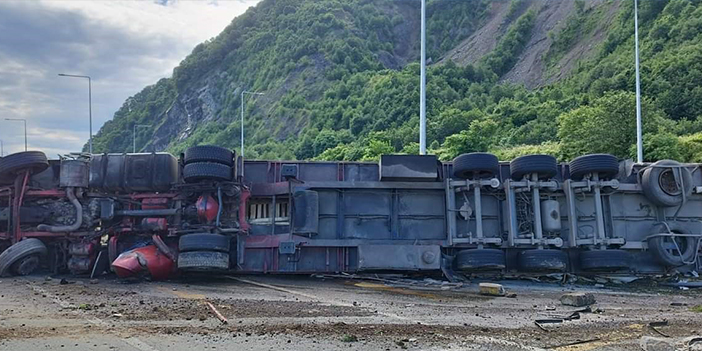 Artvin'de devrilen tır Karadeniz Sahil Yolu'nu ulaşıma kapattı