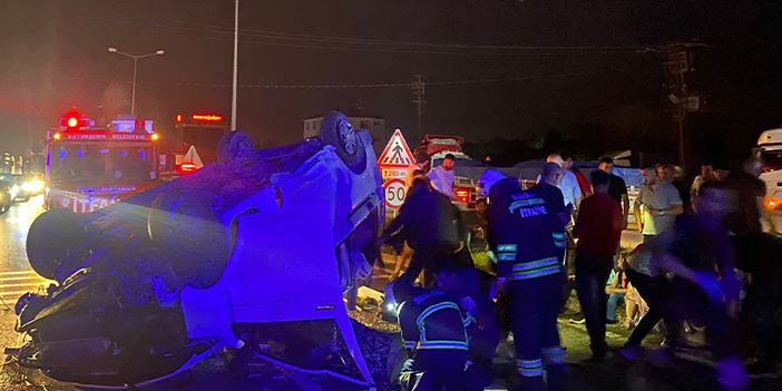 Samsun'da korkunç kaza! Aydınlatma direğine çarpan araç devrildi 