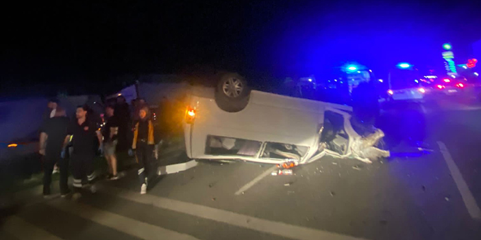 Samsun'da korkunç kaza! Aydınlatma direğine çarpan araç devrildi 