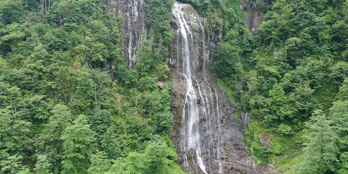 Artvin'de Mençuna Şelalesi'ne ziyaretçi akını