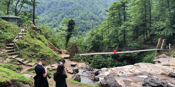 Artvin'de Mençuna Şelalesi'ne ziyaretçi akını