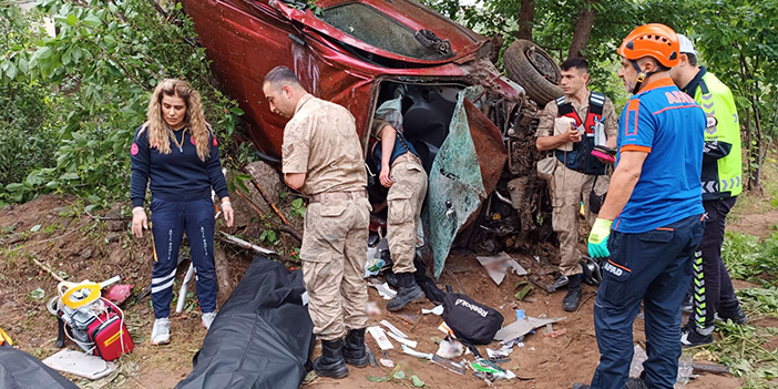 Trabzon plakalı araç Harşit Çayı'na düştü! Ölü ve yaralılar var