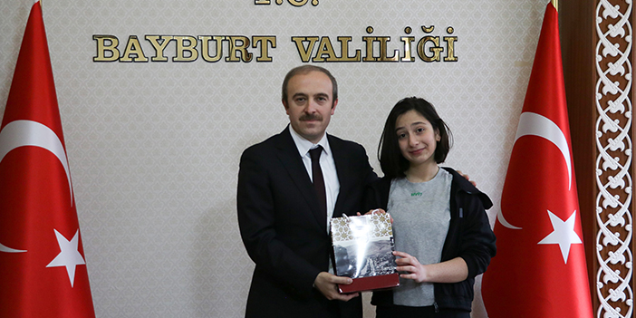 Bayburt'ta LGS sınavında tam puan alan Ceylin, savcı olmak istiyor