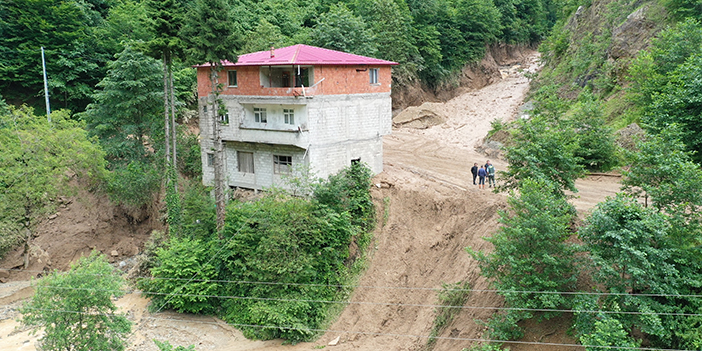 Trabzon'da heyelan gece vurdu! 3 ev boşaltıldı