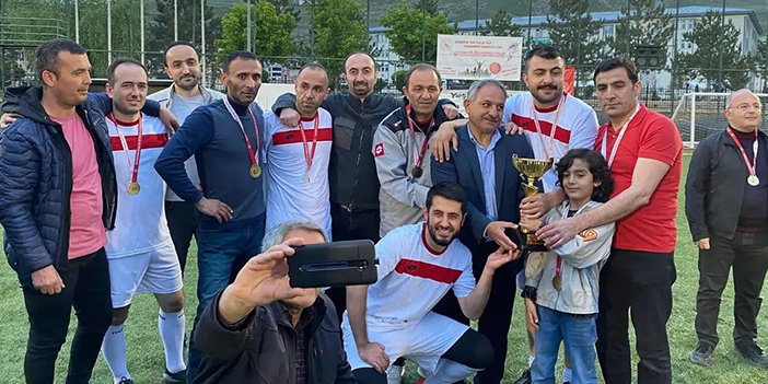 Kurumlar arası futbol müsabakası şampiyonu Bayburt İl Sağlık Müdürlüğü oldu