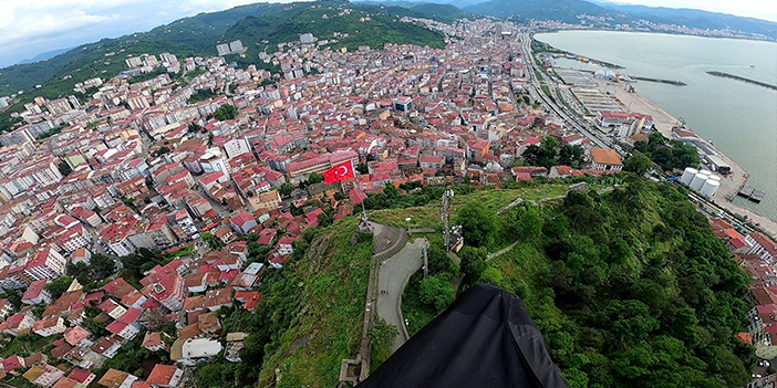 Giresun'da paraşütçüler 111 metre yüksekten atlayış yaptı