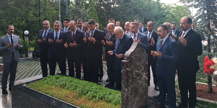 MHP lideri Bahçeli'den Türkeş'in mezarına ziyaret