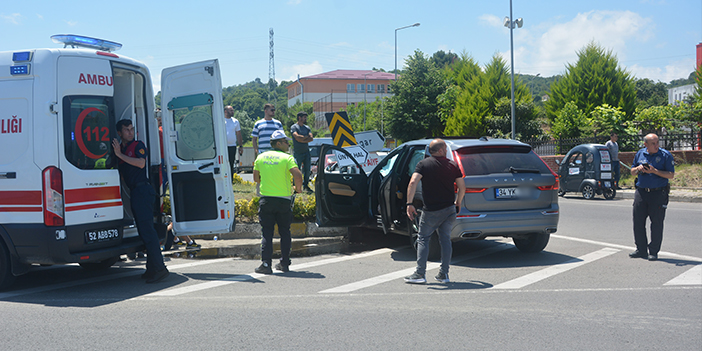 Ordu'da otomobil kavşağa çarptı! 1'i çocuk 3 yaralı