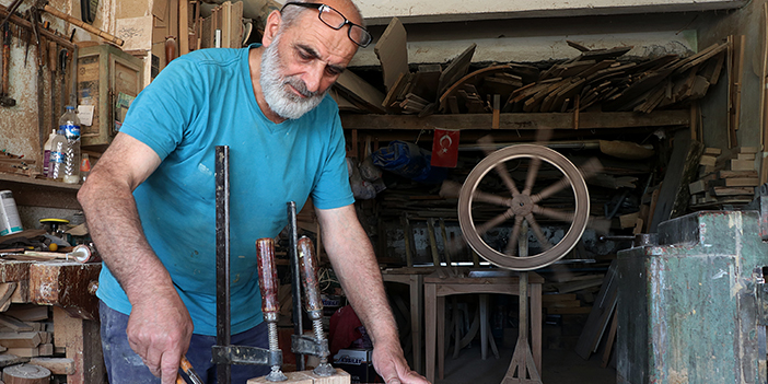 Trabzon'da baba yadigarı atölyesinde 15 yıldır dümen yapıyor