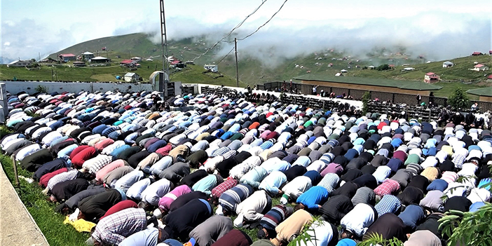 Gümüşhane'de üstü açık camide 562 yıldır çimen üzerinde Cuma namazı kılınıyor