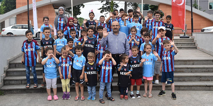 Trabzonspor Başkanı Doğan'dan depremzede çocuklara forma hediyesi