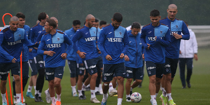 Trabzonspor antrenmanında keyifli anlar! Siopis Bjelica'nın üzerine koştu ve...