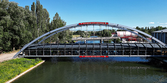 Bayburt'ta nehir üzerine yapılan cam köprü turizme katkı sağlıyor
