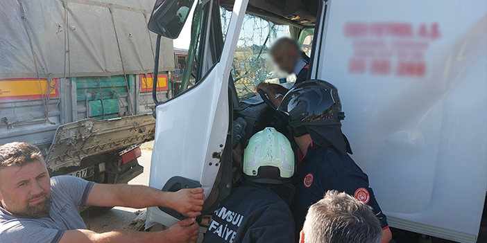 Samsun'da akaryakıt tankeri tıra çarptı! Sıkışan sürücü için ekipler seferber oldu