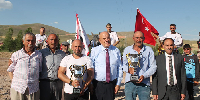 Bayburt'ta ciritçiler atları dörtnala sürdü! 