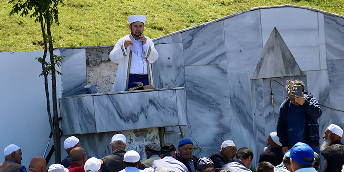 Kadırga Yaylası'ndaki üstü açık camide cuma namazı geleneği devam ediyor