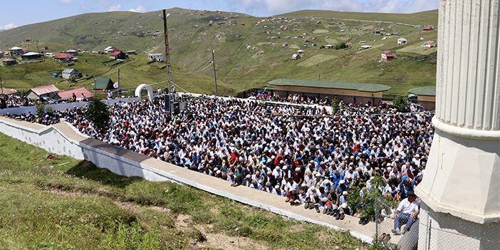 Kadırga Yaylası'ndaki üstü açık camide cuma namazı geleneği devam ediyor