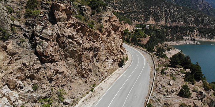 Gümüşhane'de yol kenarındaki oldukça riskli devasa kayalara dağcılar müdahale ediyor