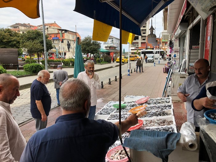 rizede-balikcilar-halk-gunu-yapti-hamsinin-kilosu-bakin-ne-kadar.jpg