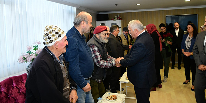 Trabzon Valisi Yıldırım ve eşinden huzurevlerine ziyaret