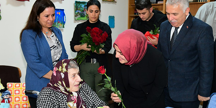 Trabzon Valisi Yıldırım ve eşinden huzurevlerine ziyaret