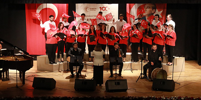 cumhuriyetin-100-yili-akcaabatta-program-ile-kutlandi-001.jpg