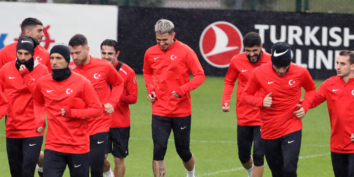 tsli-milli-futbolcular-sahaya-cikiyor-2.jpg