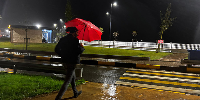 Trabzon'da akşam saatlerinde sağanak! Trafik aksadı