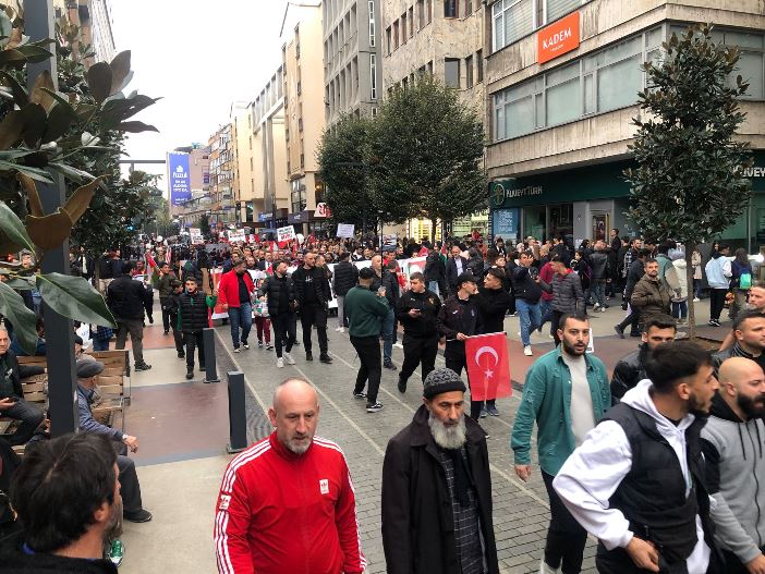 2023/11/18/trabzonda-trabzonspor-taraftarlarindan-israil-protestosu-003.jpeg