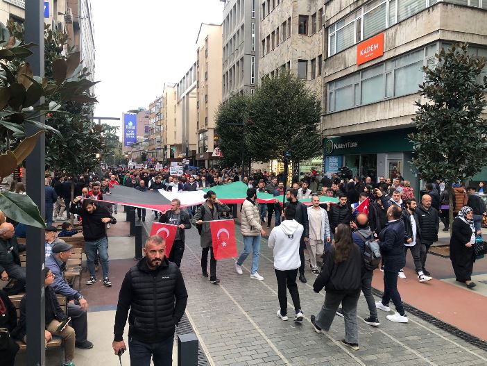 2023/11/18/trabzonda-trabzonspor-taraftarlarindan-israil-protestosu-005.jpeg