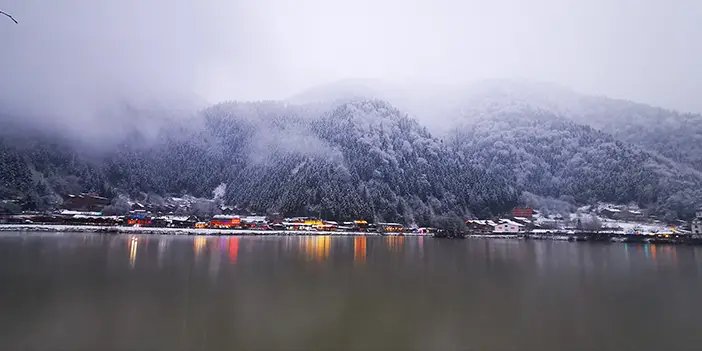 uzungol-kar-ile-bulustu-gol-cevresi-beyaza-burundu.webp