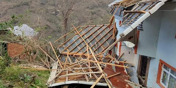 Giresun’da motosikletlinin üzerine çatı düştü! İşte o anlar