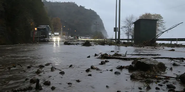 Karadeniz Sahil Yolu göle döndü! Ulaşım kapandı 