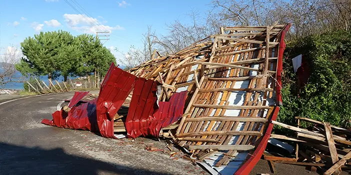 Ordu'da fırtına çatıları uçurdu! "Deprem sandık"