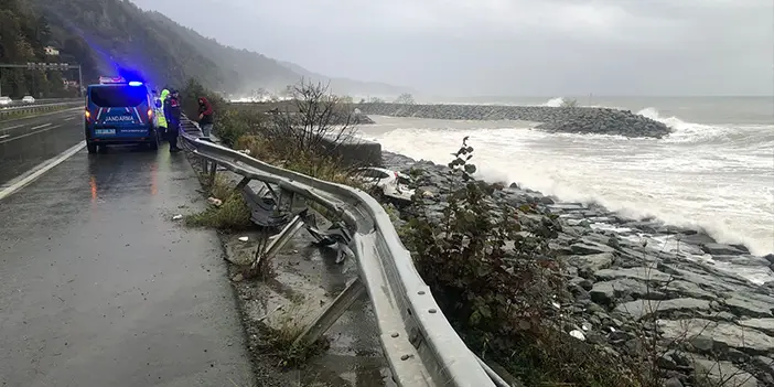 Rize'de otomobil kayalıklara uçtu! Sürücü yaralandı